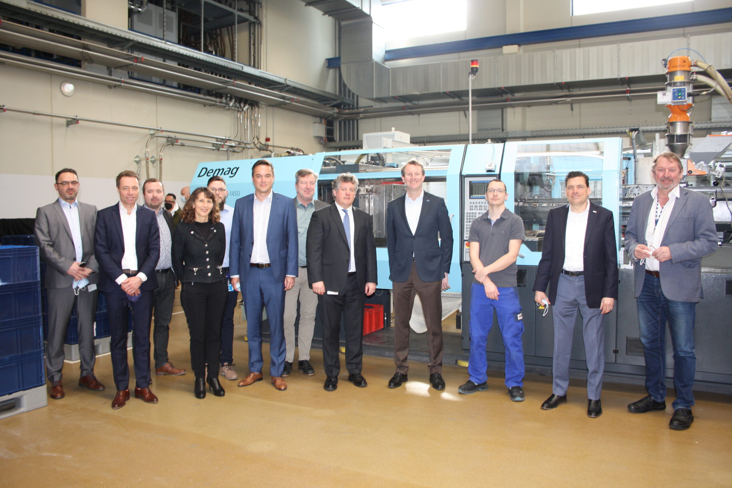 Employees from FEP and Amphenol in front of the new production line